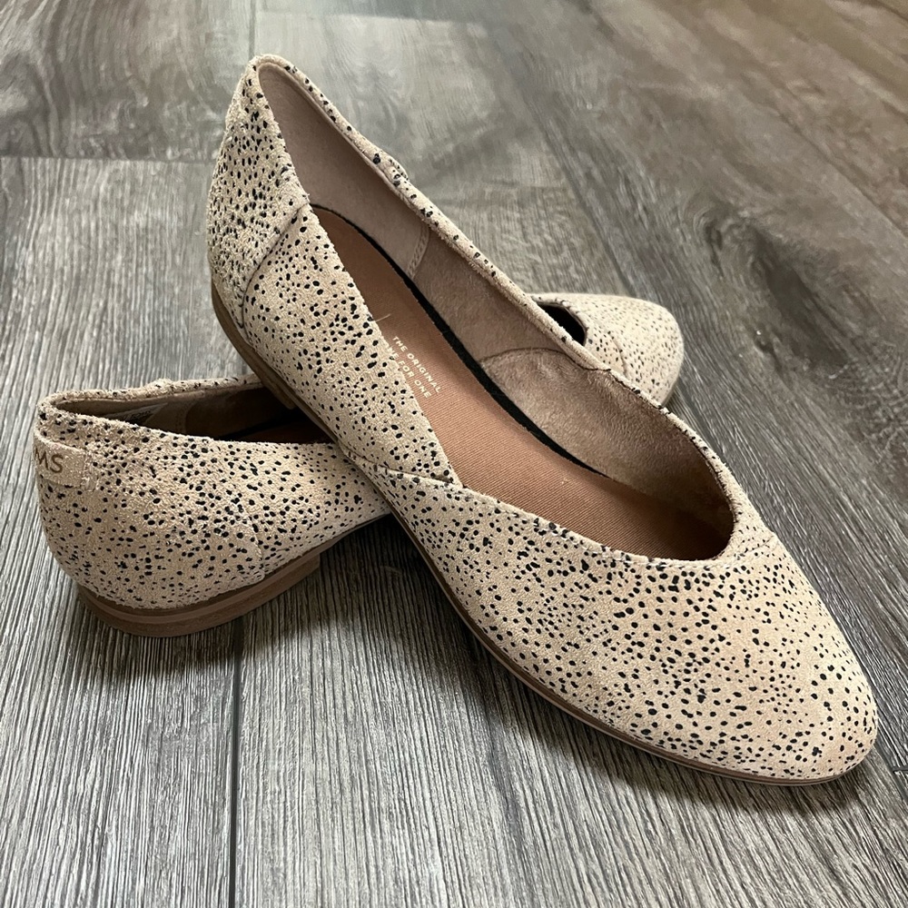 TOMS Women’s almond-toe shaped flats. Worn once. Size 7